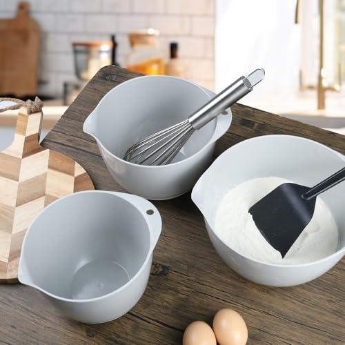 3 Small Plastic Mixing Bowls with Lids