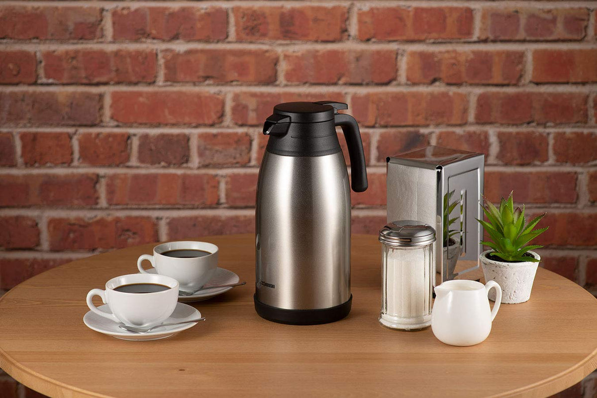 Vacuum insulated carafe with one-touch pour lid