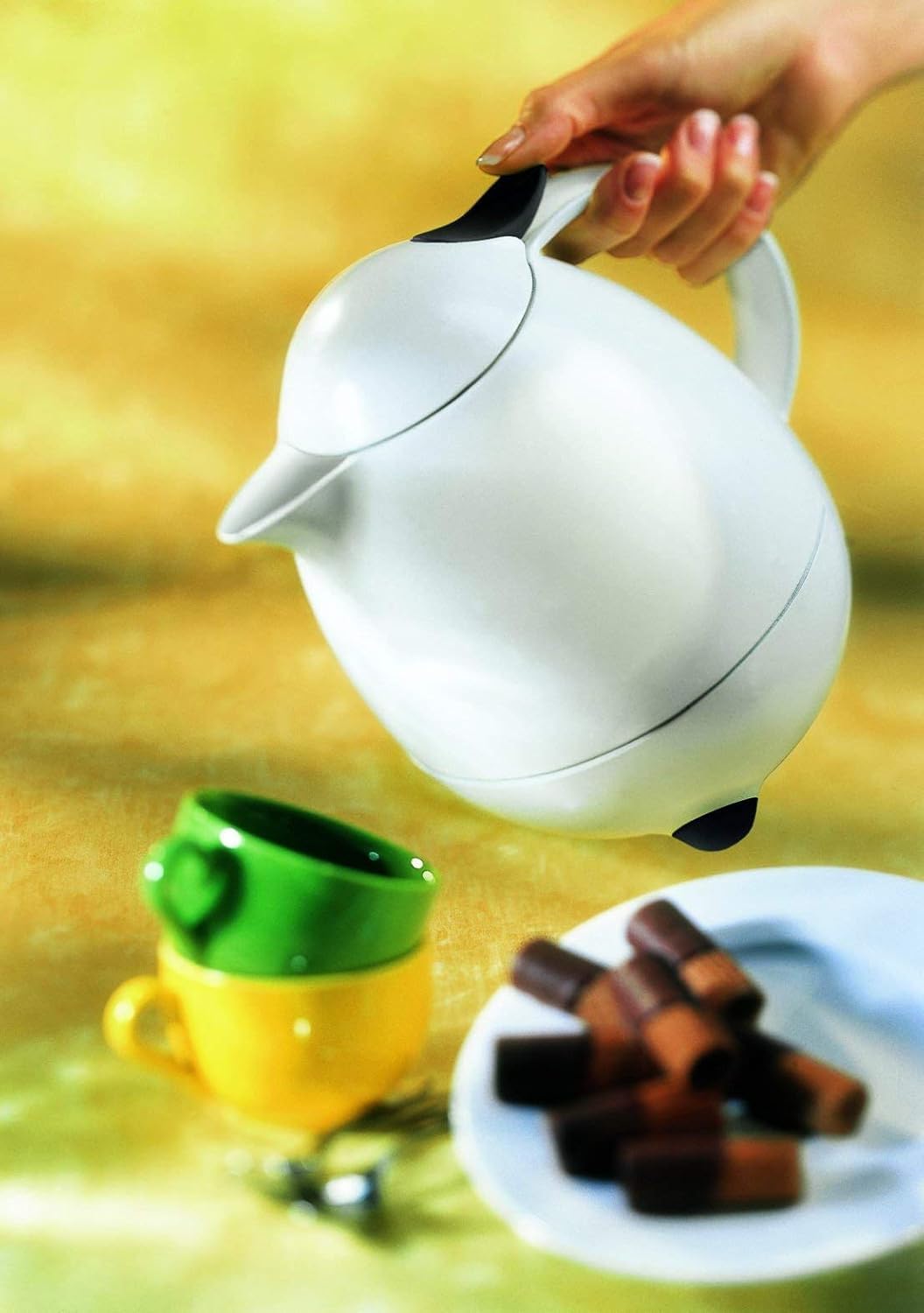 Insulated carafe for hot or cold drinks