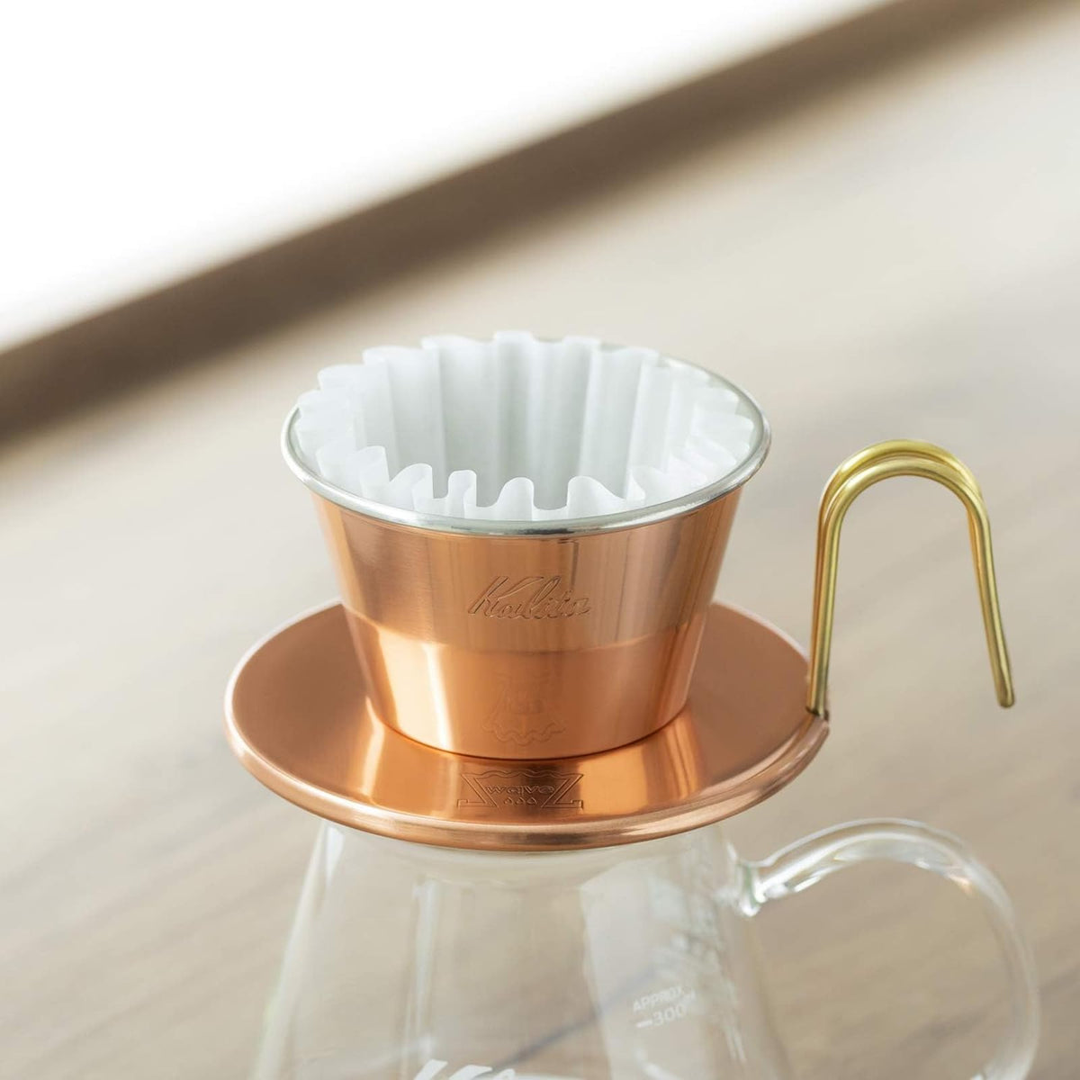 Pack of white paper coffee filters for 2 to 4 people