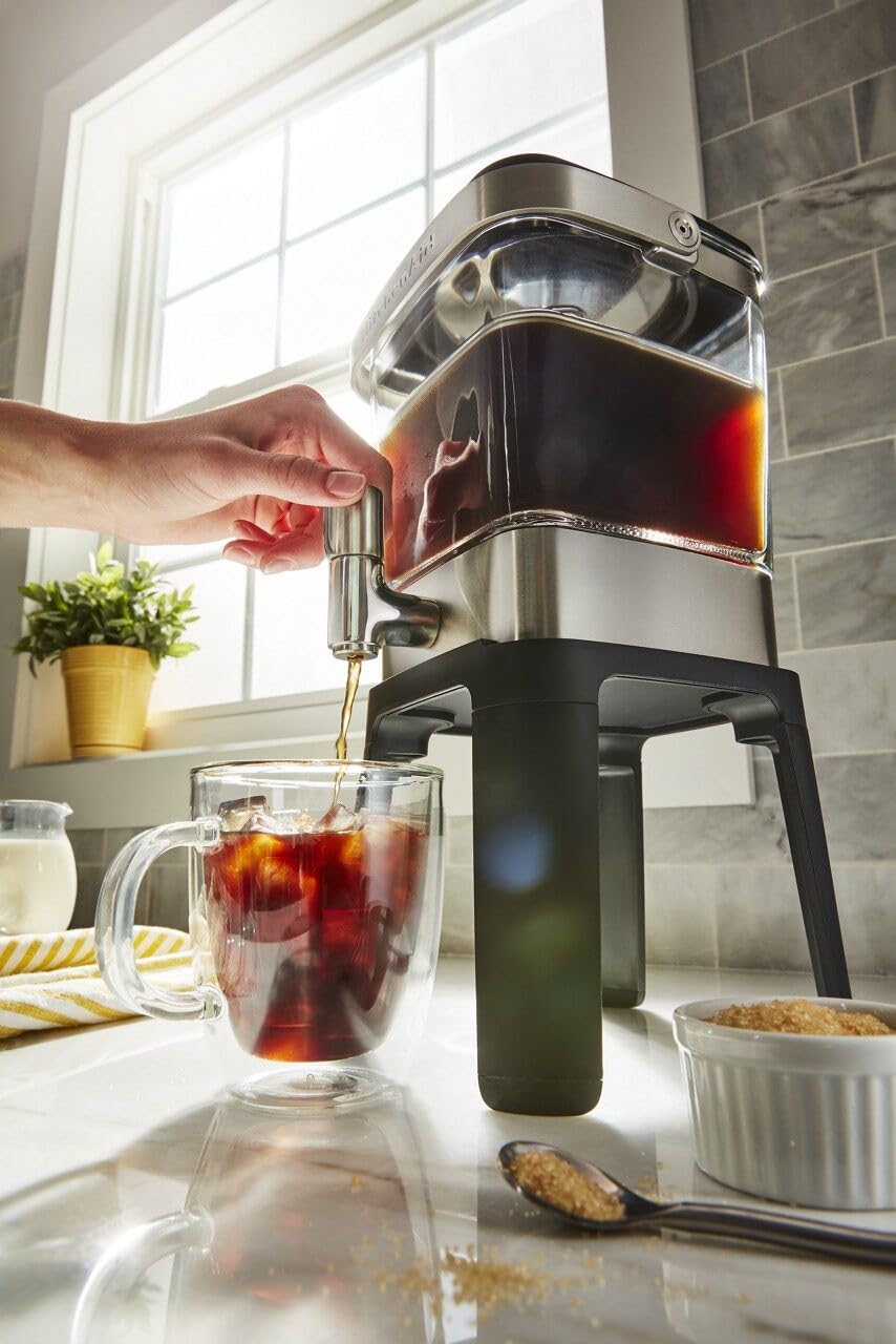 Cold brew coffee maker lid and steeper components