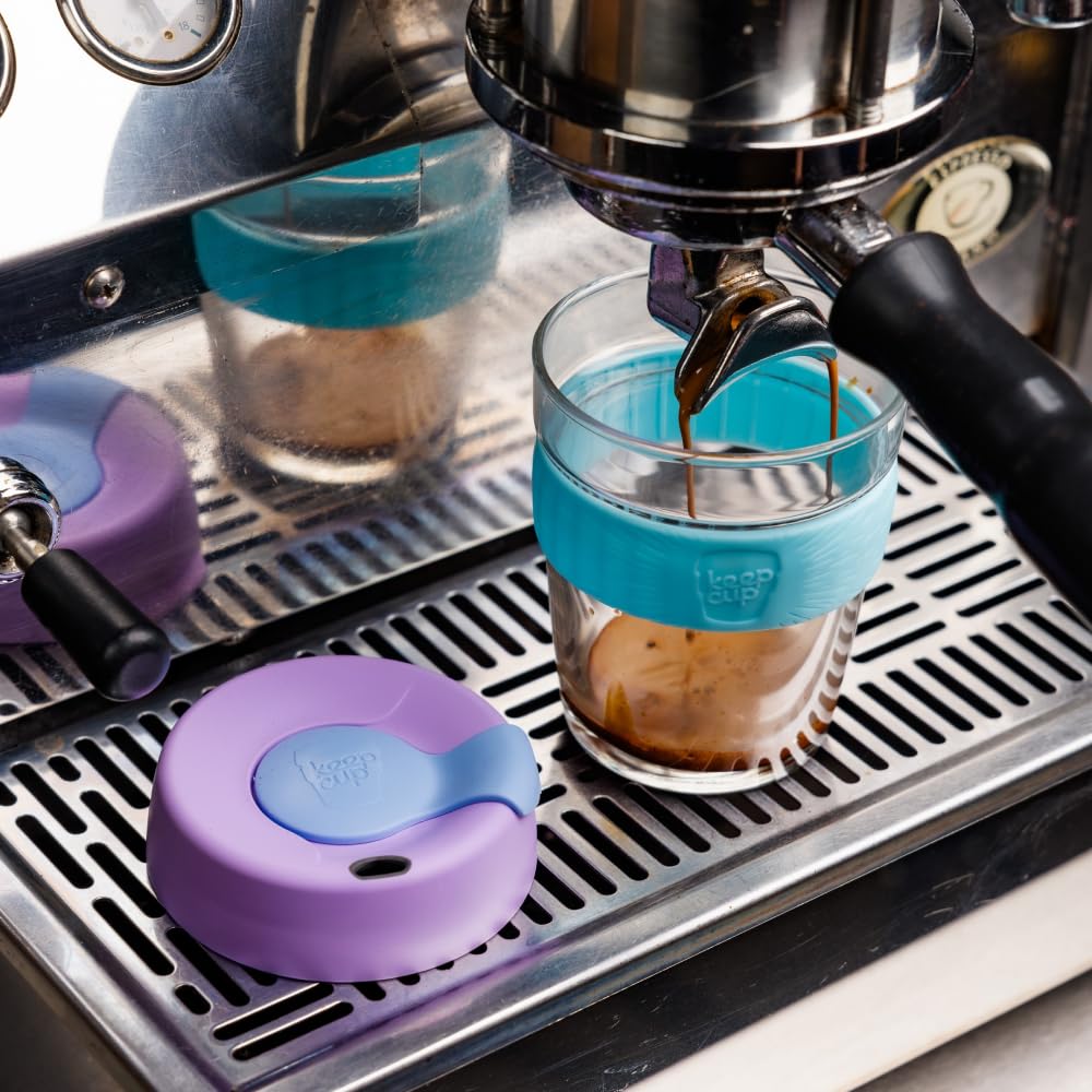 Coffee cup with splashproof sipper lid attached