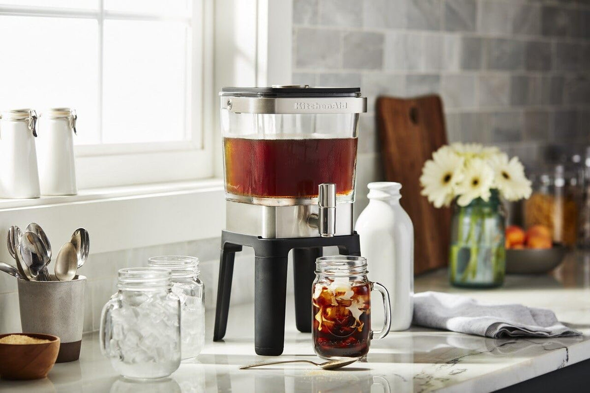 Compact cold brew coffee maker for refrigerator use