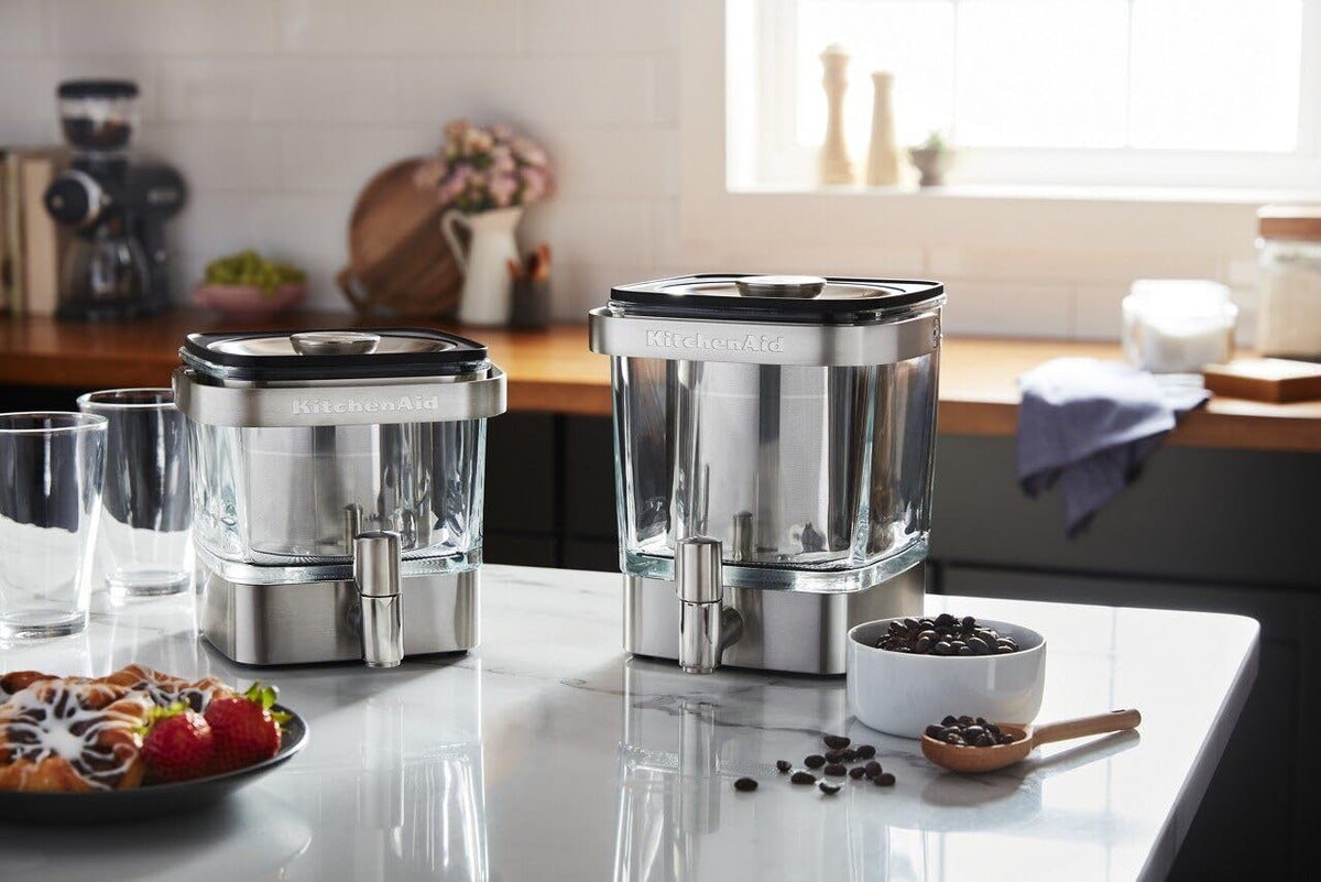 Cold brew coffee maker with stainless steel steeper