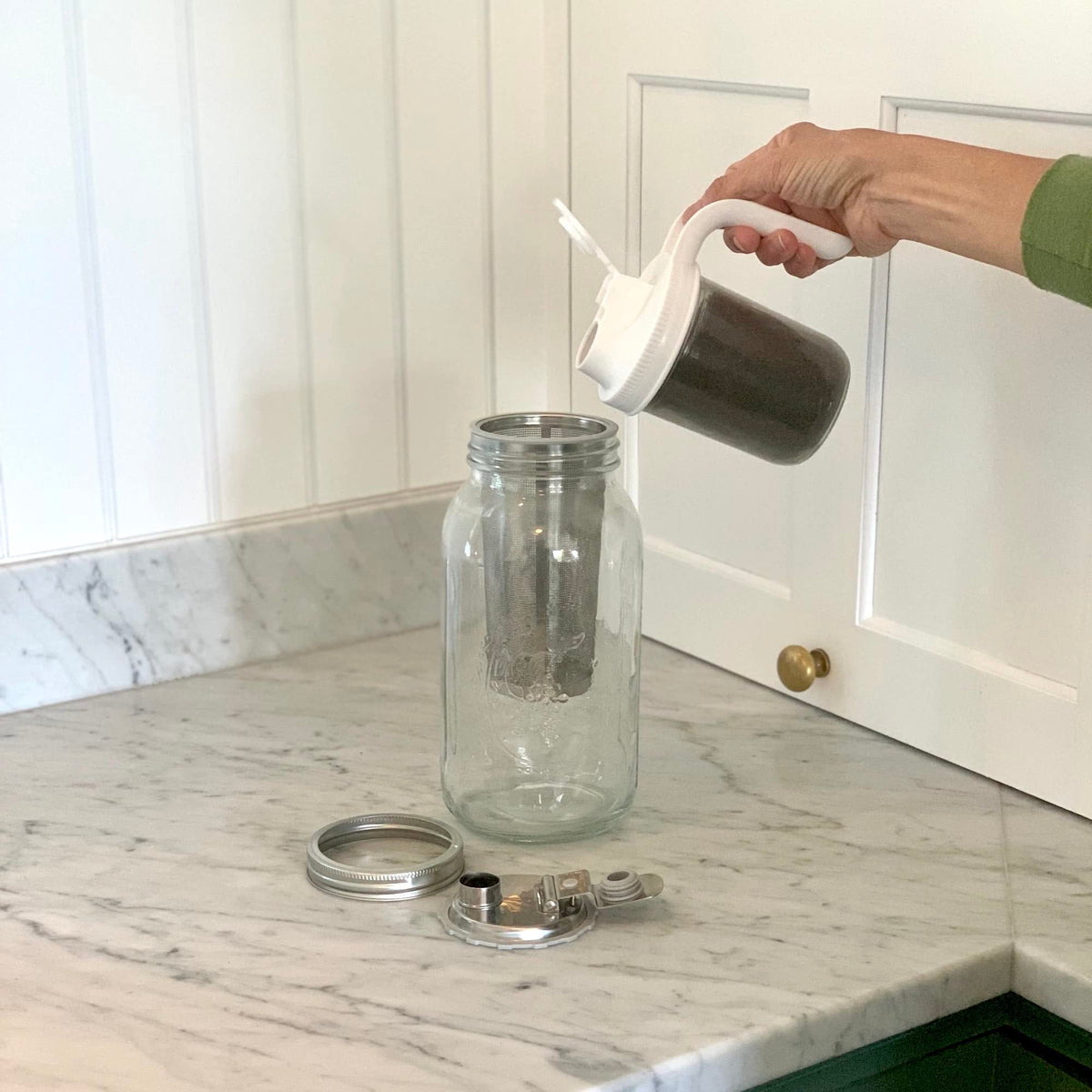 Cold brew coffee lid with easy pour spout
