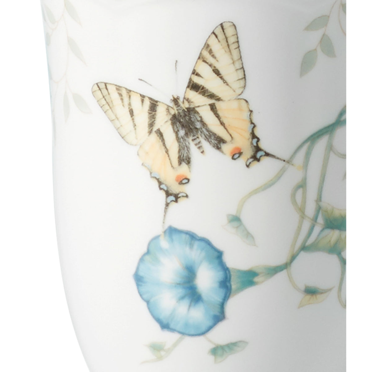 Porcelain coffee mug with scalloped rim