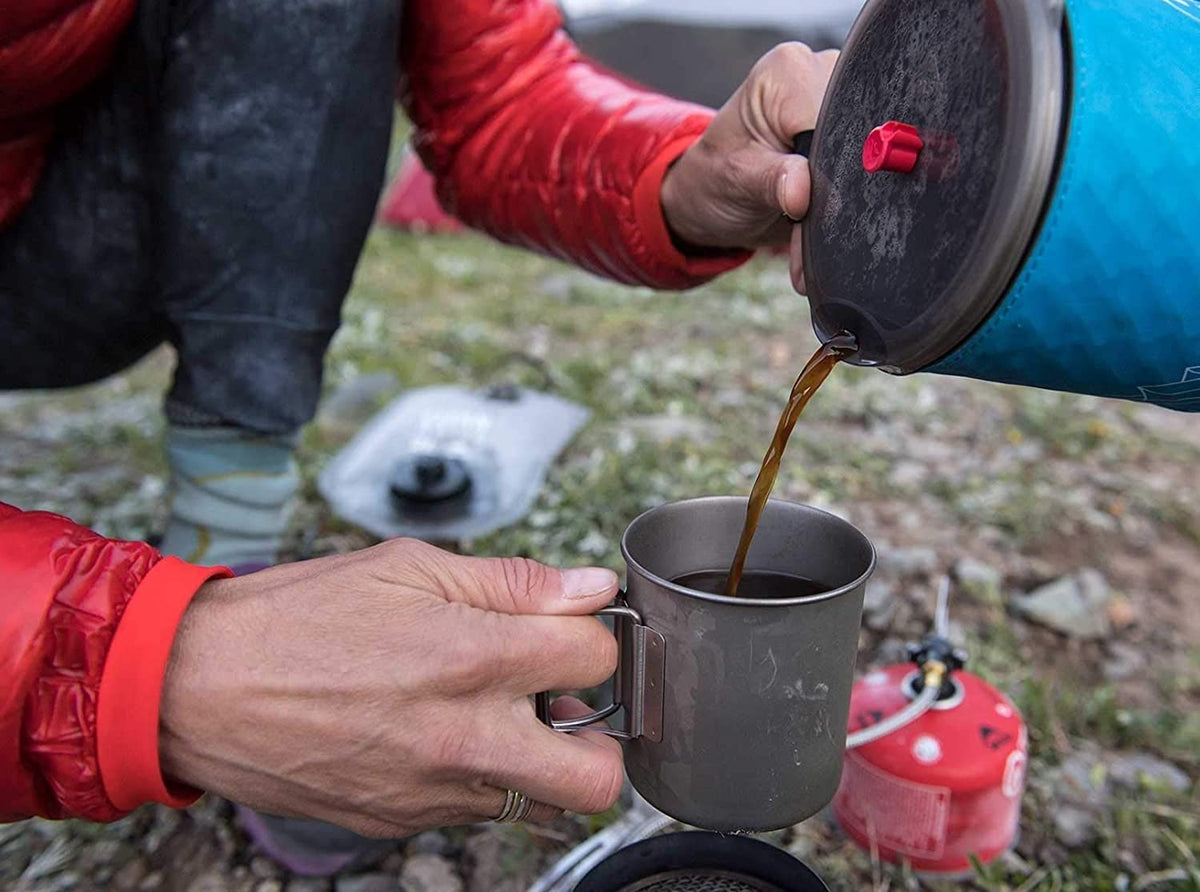 Coffee press with flexible perimeter gasket