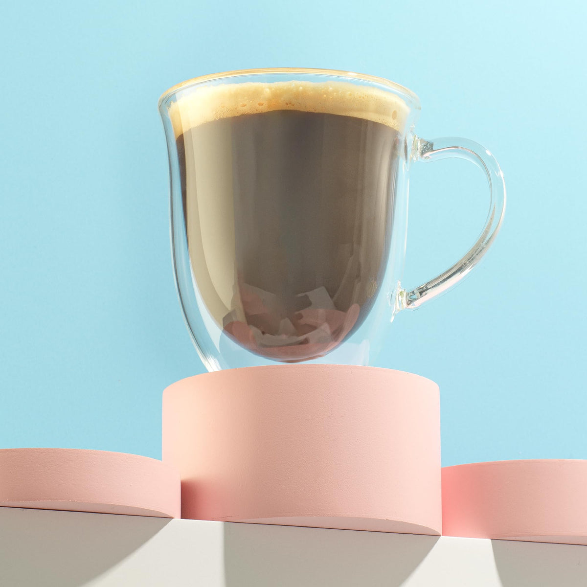 Insulated glass mug with comfortable handle