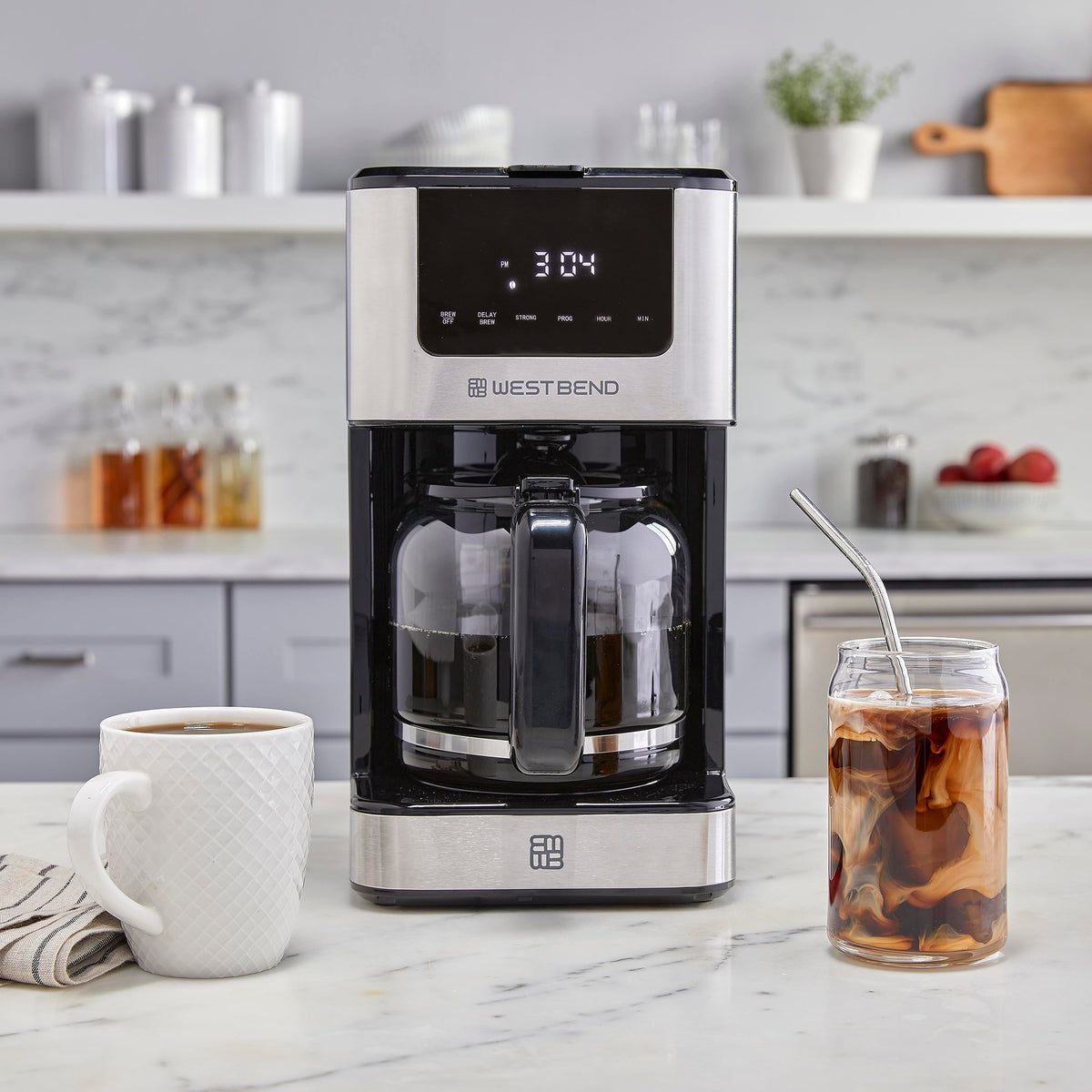 Drip coffee maker with auto shut-off feature
