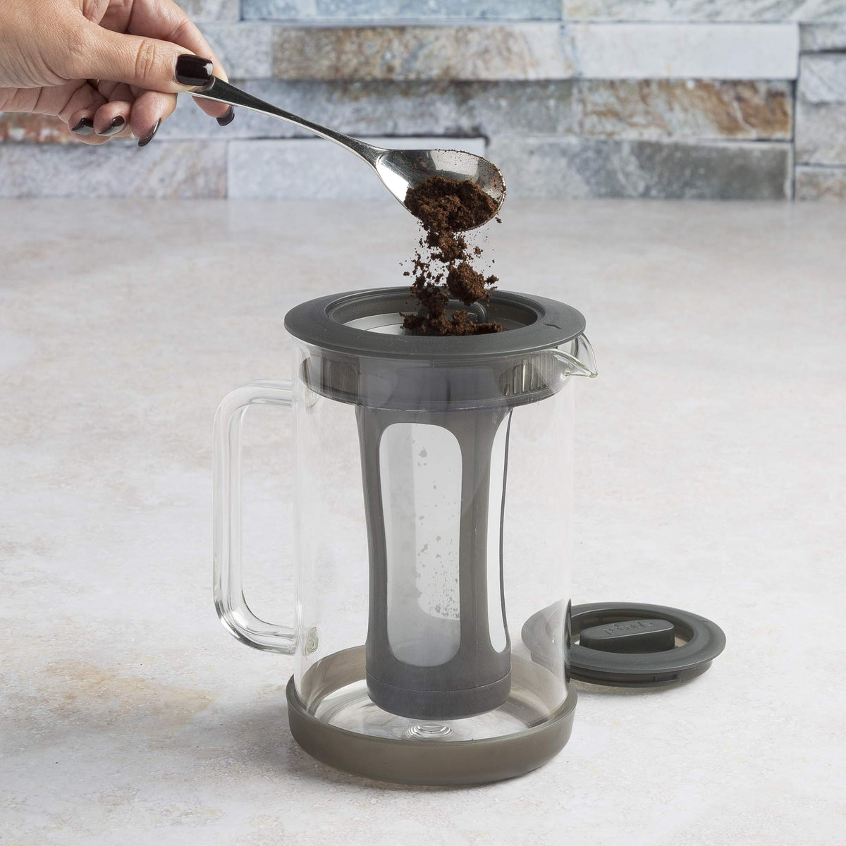 Cold brew coffee maker lid with drip-free pouring spout